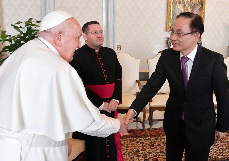 Đức Tổng Giám mục Gallagher trao đổi về cuộc gặp gỡ của Đức Thánh Cha với phái đoàn Việt Nam
