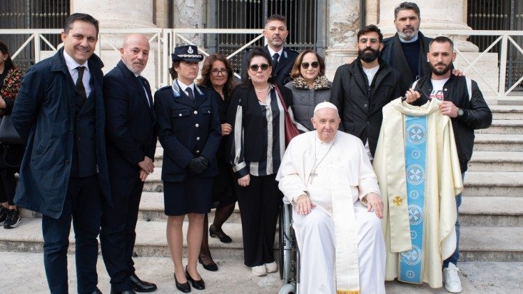 Các tù nhân của một nhà tù ở Ý tặng ĐTC một áo lễ
